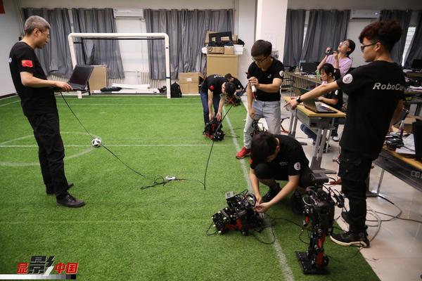 在未来的工作中，沈阳城市学院机器人足球团队师生有一个共同的目标，随着学术科研水平的提升和人工智能的发展，未来机器人能够适应各种环境更好地服务人类，而他们正朝着这个目标不断努力前行。图为沈阳城市学院足球机器人团队师生在调试机器人。新华网 姜冰摄